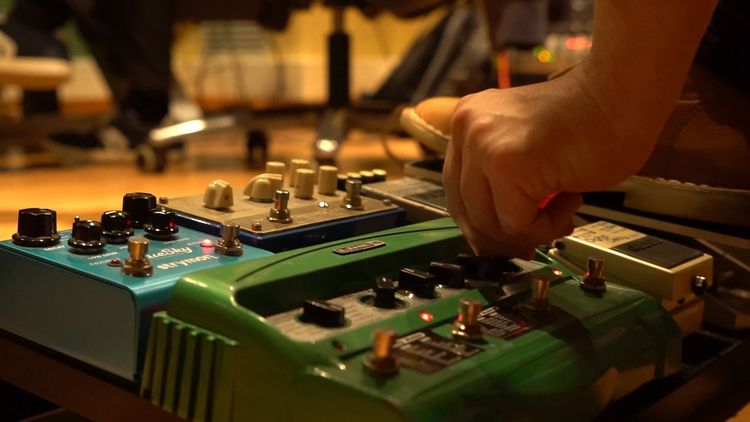 Multi-Effects vs. Individual Pedals: Which Is Best for Beginner Guitarists? banner